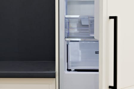 Wbudowana lodówka w kuchni nowoczesnego apartamentu przy ul. Doroszenki
