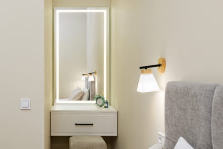 Toaletka z podświetlanym lustrem w sypialni apartamentu przy ul. Doroszenki
