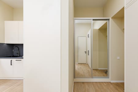 Kuchnia i szafa przesuwna z lustrem w przedpokoju, apartament przy ul. Doroszenki