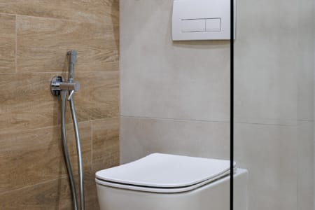 Podwieszana toaleta i prysznic bidetowy w łazience apartamentu przy ul. Doroszenki