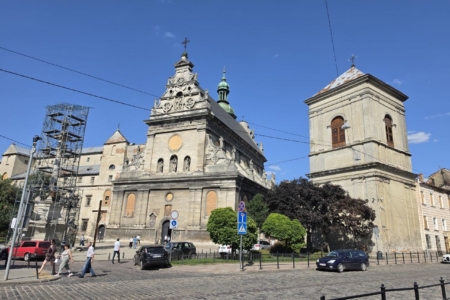 Бернардинський монастир та костел Святого Андрія у Львові вид з площі Соборної