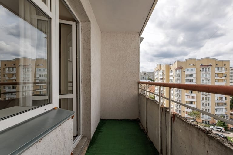 Засклений балкон із видом на місто в квартирі на вул. Плуговій