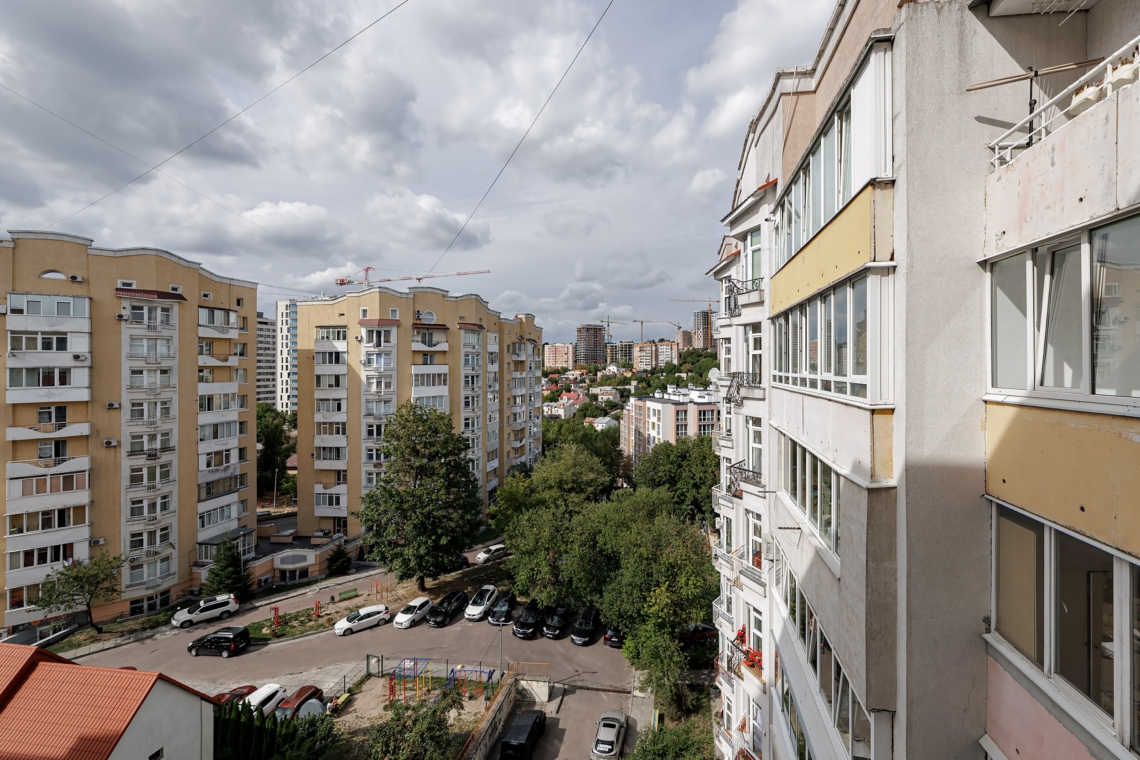Вид з вікна двокімнатної квартири на Плуговій у Львові
