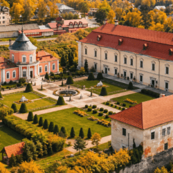 Золочівський замок з висоти: палаци, двір і парк восени