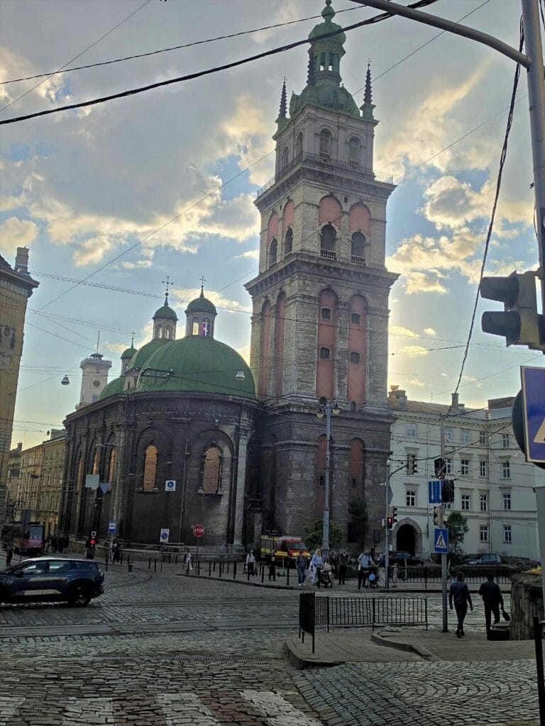 Ансамбль Успенської церкви у Львові на заході сонця