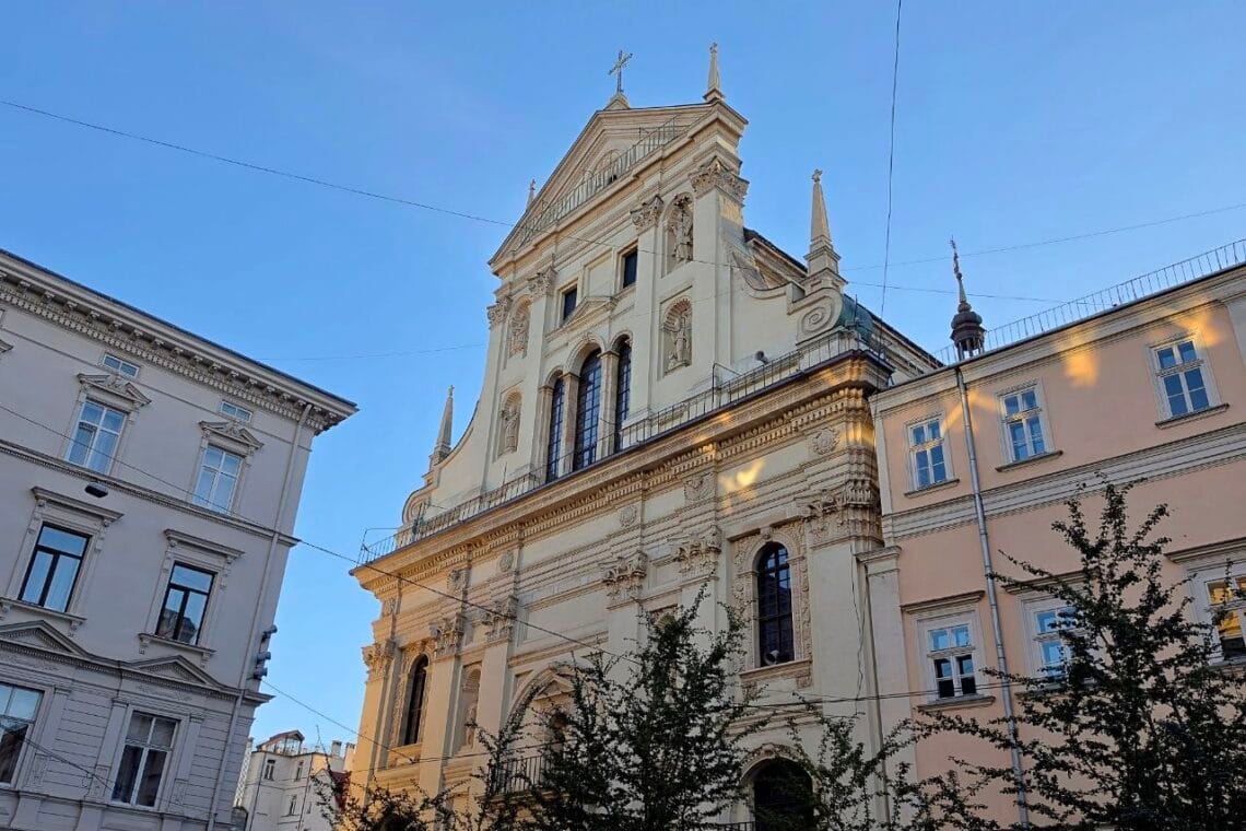 Гарнізонний храм святих апостолів Петра і Павла у Львові на вулиці Театральній