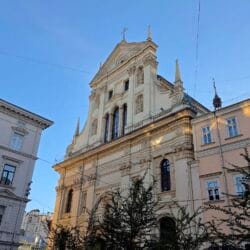 Гарнізонний храм святих апостолів Петра і Павла у Львові на вулиці Театральній