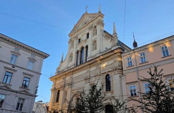 Гарнізонний храм святих апостолів Петра і Павла у Львові на вулиці Театральній