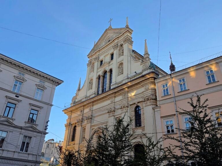 Гарнізонний храм святих апостолів Петра і Павла у Львові на вулиці Театральній