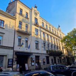Львівська філармонія: сецесійний фасад будинку на вулиці Мирослава Скорика, 7