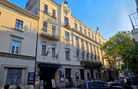 Львівська філармонія | Leo Apartment Львівська філармонія: сецесійний фасад будинку на вулиці Мирослава Скорика, 7
