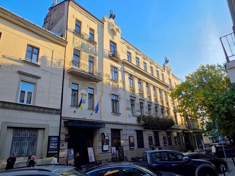 Львівська філармонія: сецесійний фасад будинку на вулиці Мирослава Скорика, 7