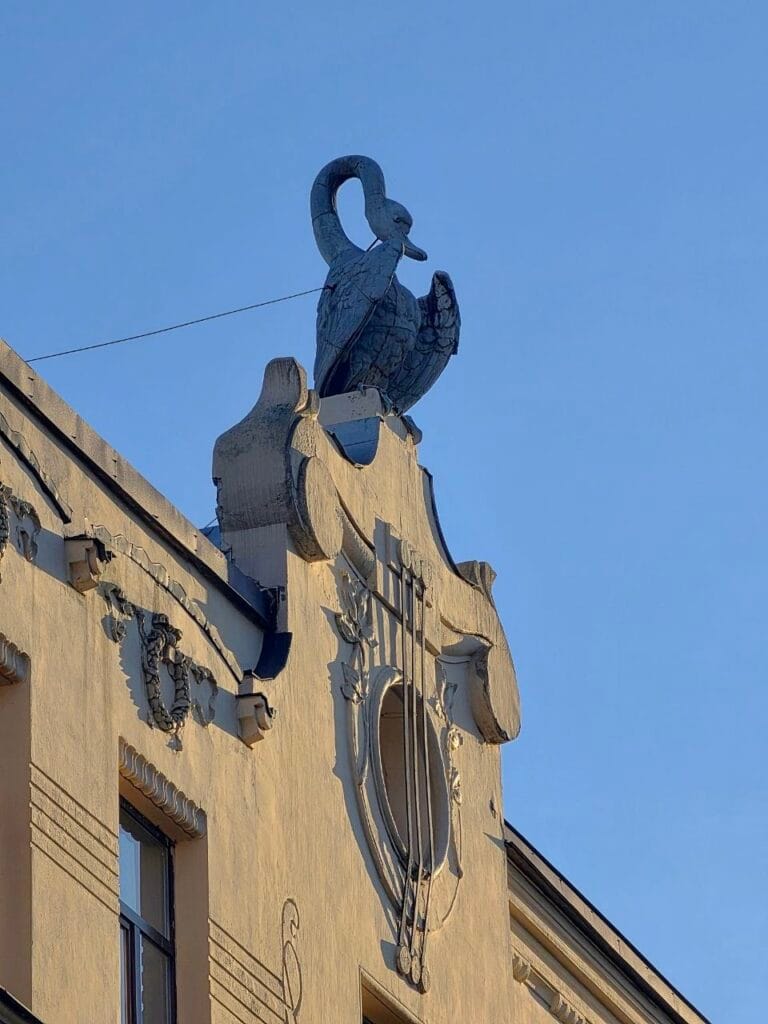 Лебідь на фронтоні філармонії | Leo Apartment Скульптура лебедя на фронтоні Львівської філармонії над рельєфом ліри