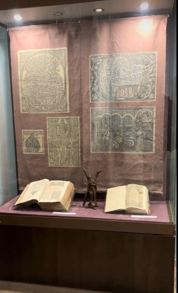 Старовинні книги та гравюри у вітрині Музею історії релігії у Львові