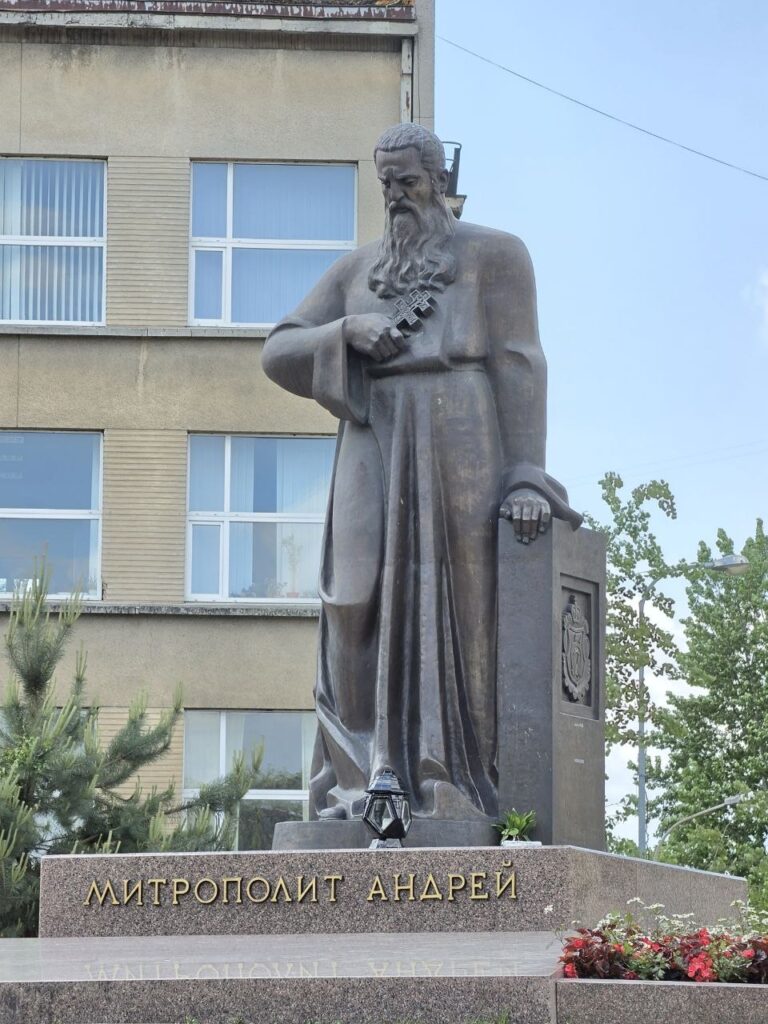 Пам’ятник митрополиту Андрею Шептицькому | Leo Apartment Пам’ятник митрополиту Андрею Шептицькому на площі Святого Юра у Львові