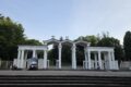 Біла колонада з арками на центральному вході в Парк культури у Львові