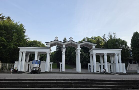 Біла колонада з арками на центральному вході в Парк культури у Львові