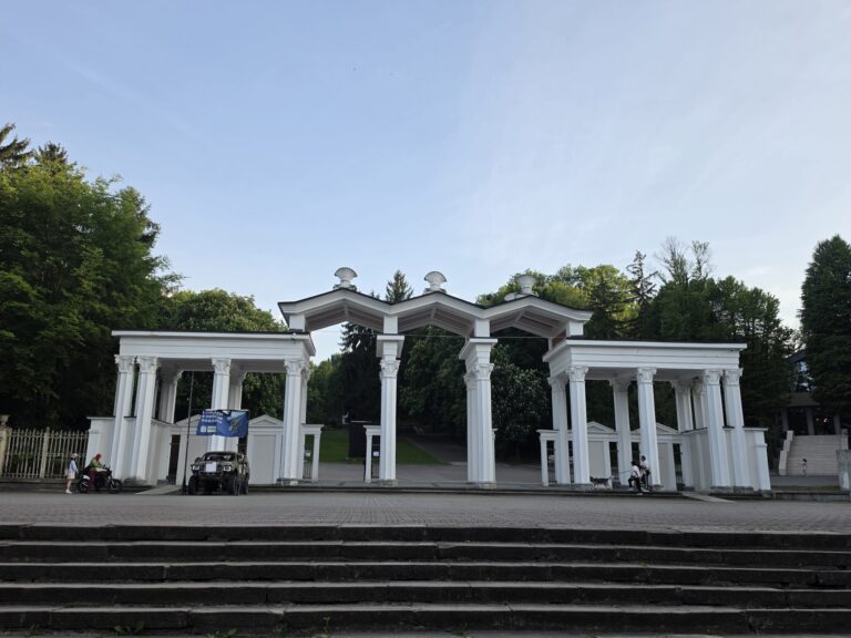 Біла колонада з арками на центральному вході в Парк культури у Львові