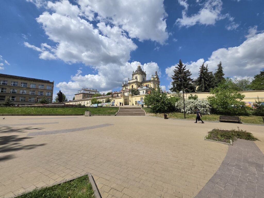 Площа Святого Юра: сходи ведуть до собору на пагорбі | Leo Apartment Площа Святого Юра у Львові з пам’ятником Андрею Шептицькому й собором на пагорбі