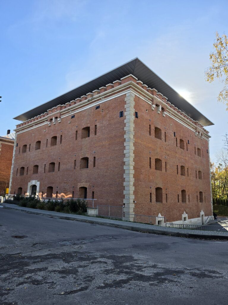 Західна башта Львівської цитаделі | Leo Apartment Відреставрована квадратна Західна башта Львівської цитаделі з червоної цегли