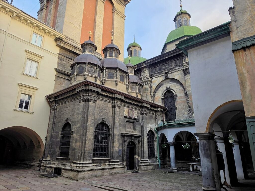 Каплиця Трьох Святителів і Успенська церква у внутрішньому дворі ансамблю у Львові