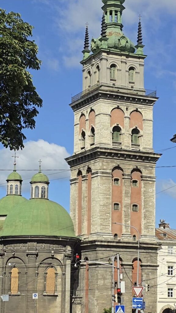 Зелені бані Успенської церкви поруч із вежею Корнякта